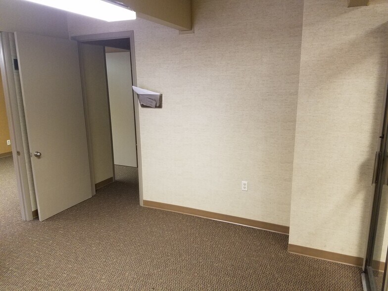 More Photos Of 2310 E Oakland Ave, Bloomington Office For Lease