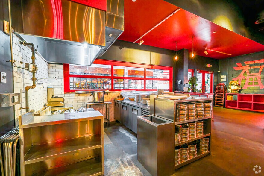 More Photos Of 3011 Gulden Ln, Dallas Restaurant For Lease