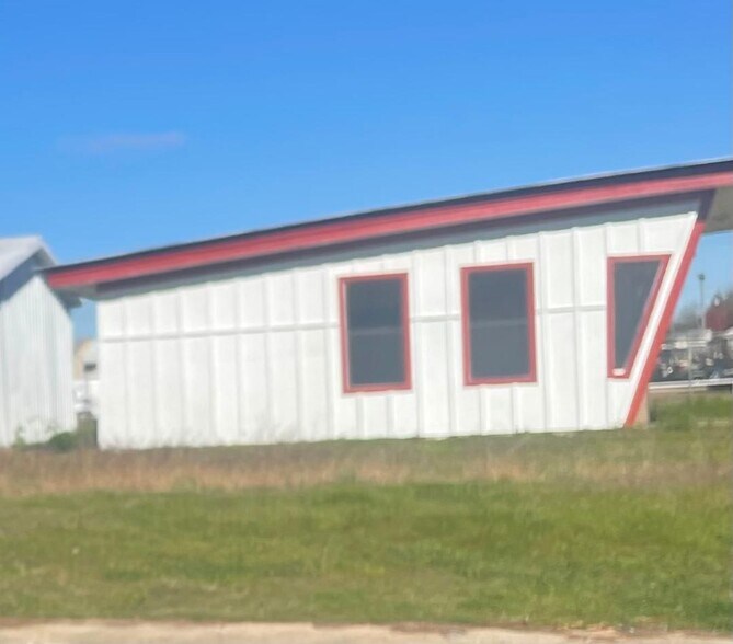 More Photos Of 2100 S 4th St, Crockett Light Distribution For Sale