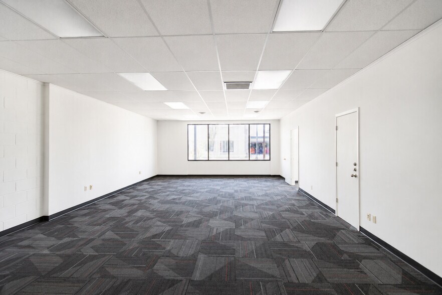 More Photos Of 220 W Jefferson Blvd, Dallas Storefront Retail Office For Lease