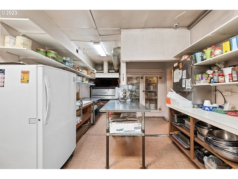 More Photos Of 105 N Main St, Halfway Restaurant For Sale