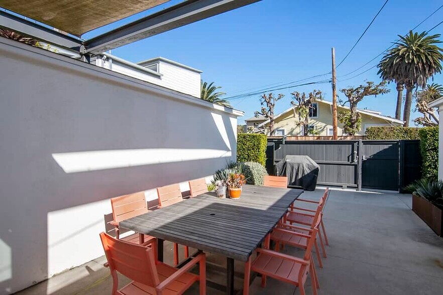 More Photos Of 718-720 Hampton Dr, Venice Office For Sale