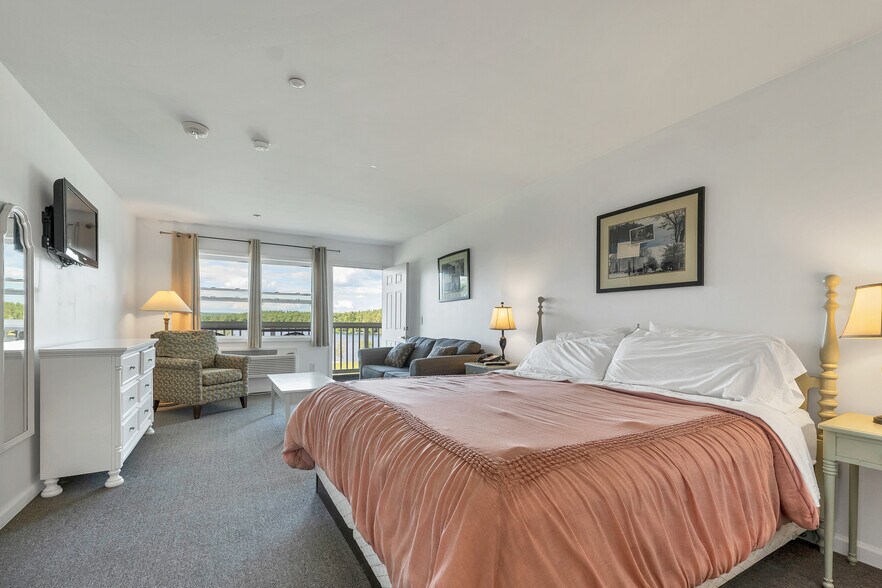 More Photos Of 280 S Main St, Wolfeboro Hotel For Sale