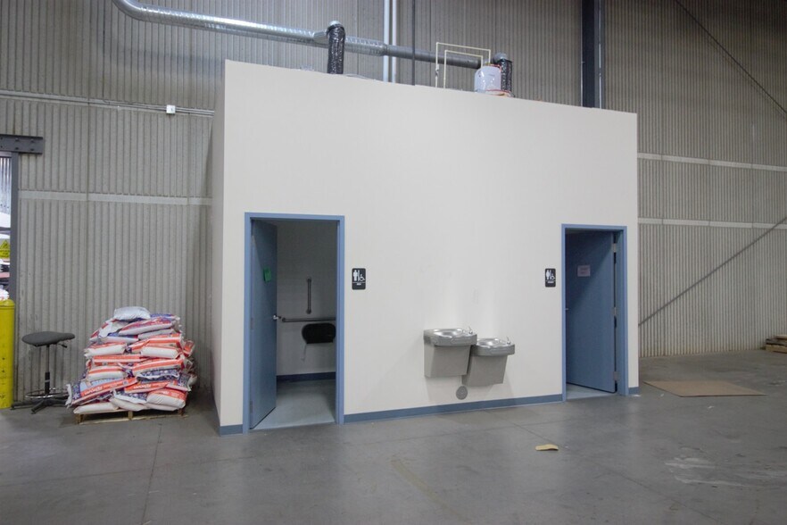 More Photos Of 2921 Brighton Henrietta Town L Rd, Rochester Warehouse For Lease