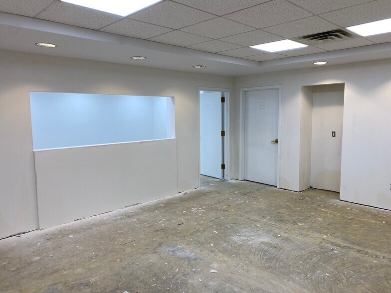 More Photos Of 371 Merrick Rd, Rockville Centre Office For Lease