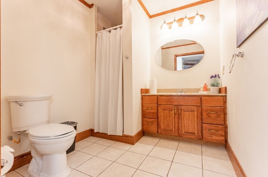 More Photos Of 219 & 303 W Chase st, Springfield Light Distribution For Sale