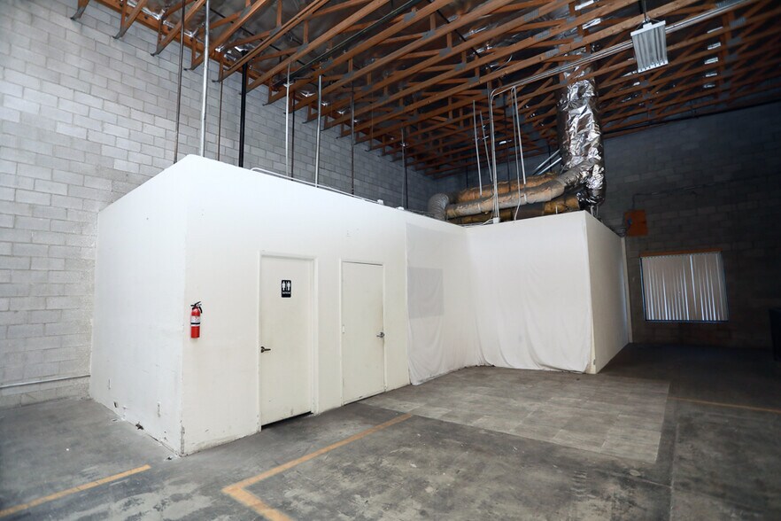 More Photos Of 4301 S Valley View Blvd, Las Vegas Warehouse For Lease