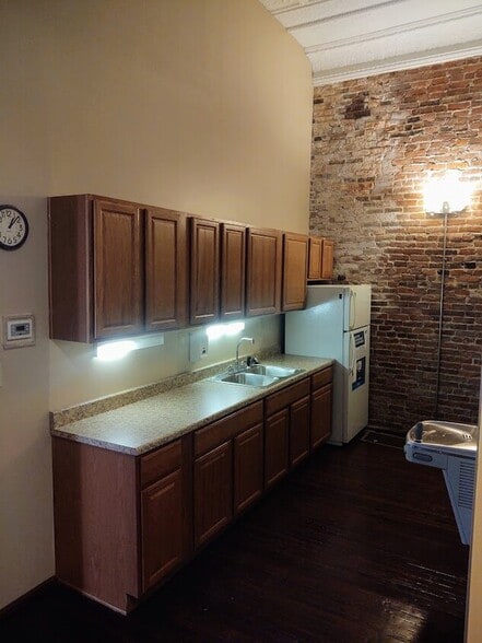 More Photos Of 163 E Center St, Marion Office For Lease