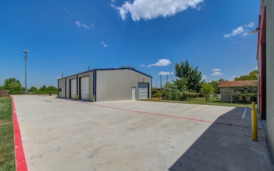More Photos Of 7514 Bailey Rd, Pearland Warehouse For Lease
