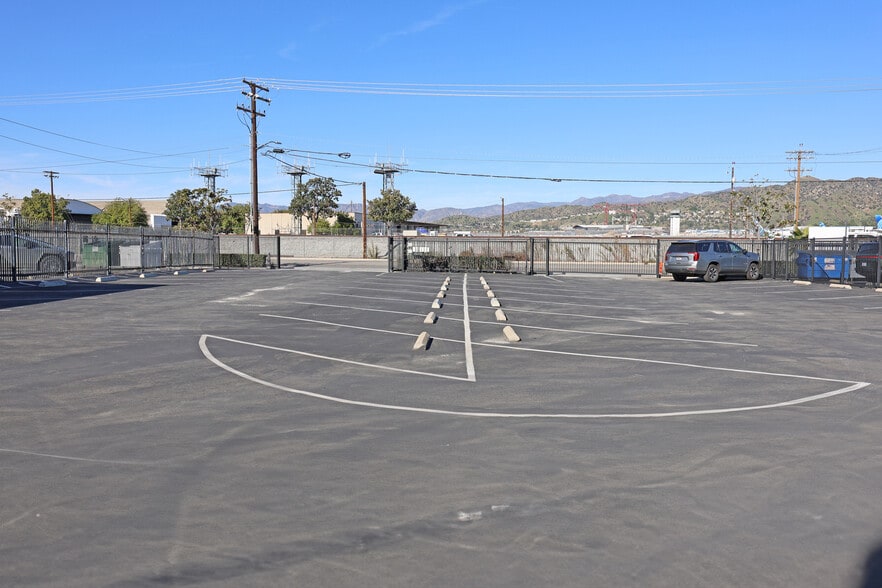 More Photos Of 4201 W Vanowen Pl, Burbank Light Distribution For Lease