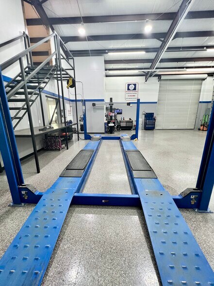 More Photos Of 1308 N Frazier St, Conroe Service For Sale