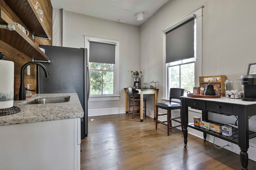 More Photos Of 53 Washington St, Fairburn Office For Sale