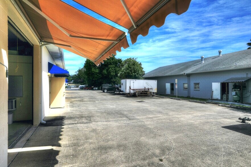 More Photos Of 637 2nd Ln, Vero Beach Flex For Sale