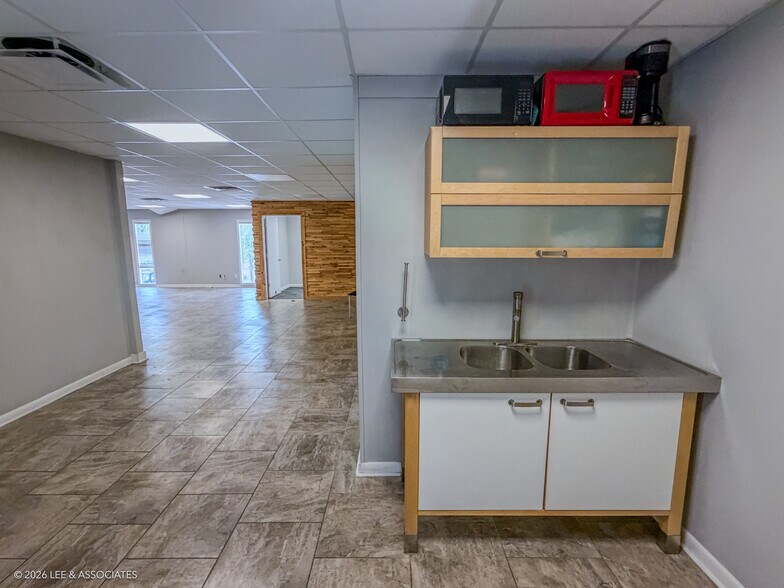 More Photos Of 1425 NW 6th St, Gainesville Office For Lease