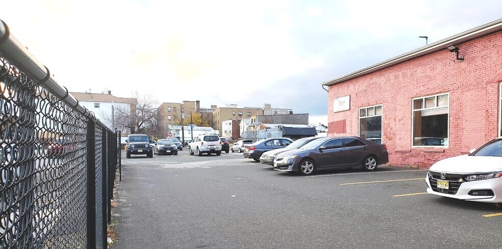 More Photos Of 18 Oliver St, Newark Office For Lease