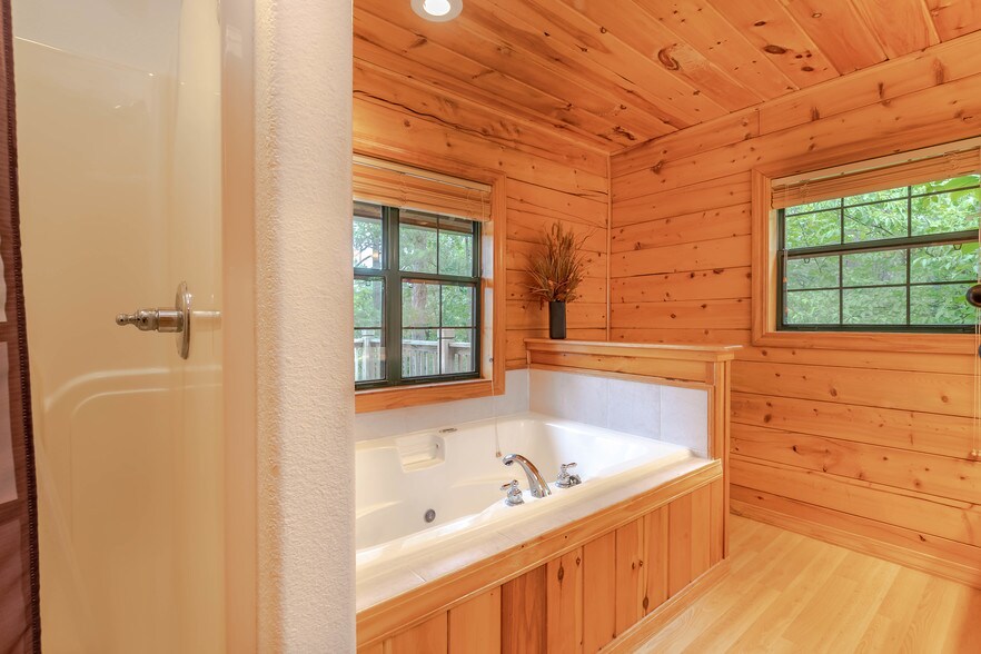 More Photos Of 15695 Highway 187, Eureka Springs Hotel For Sale