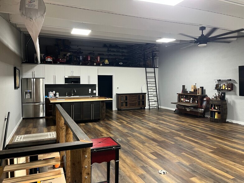 More Photos Of 18948 Tamiami Trl, Fort Myers Self Storage For Sale