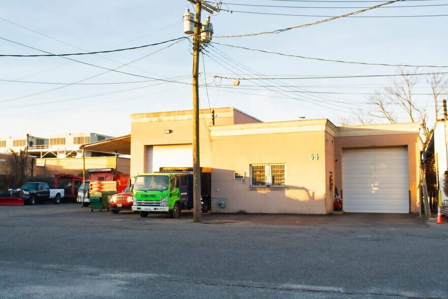 Primary Photo Of 55 Tulip Pl, Garden City Park Industrial For Lease