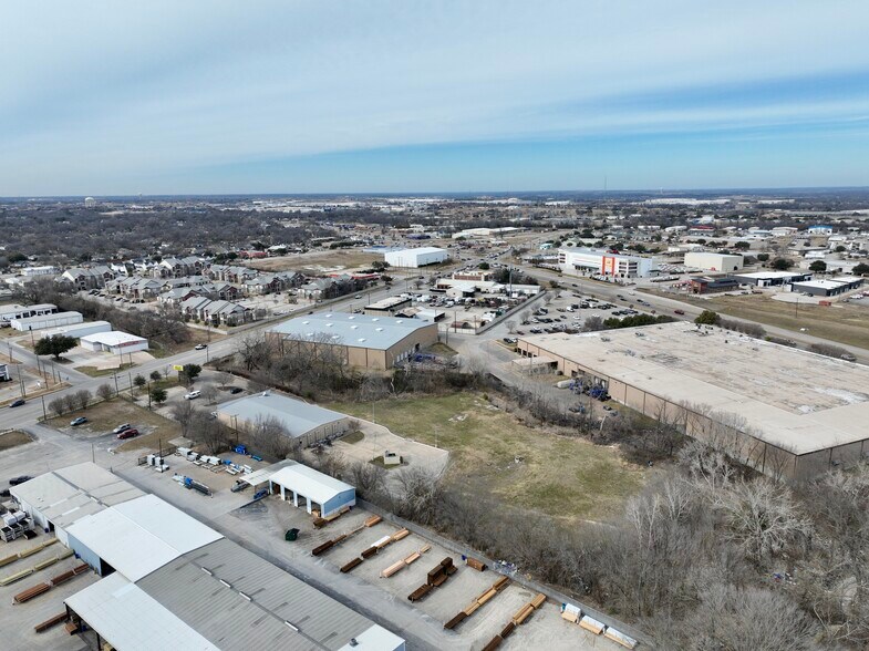 More Photos Of 902 N McDonald St, McKinney Industrial For Lease