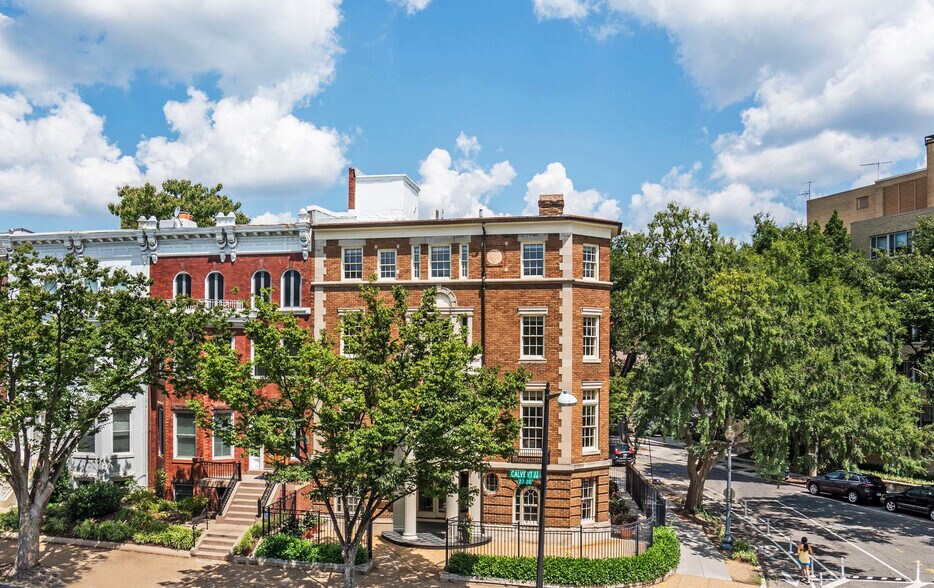 More Photos Of 2301 Calvert St NW, Washington Office For Lease
