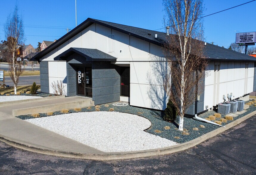 More Photos Of 1711 E 10th St, Sioux Falls Office For Sale