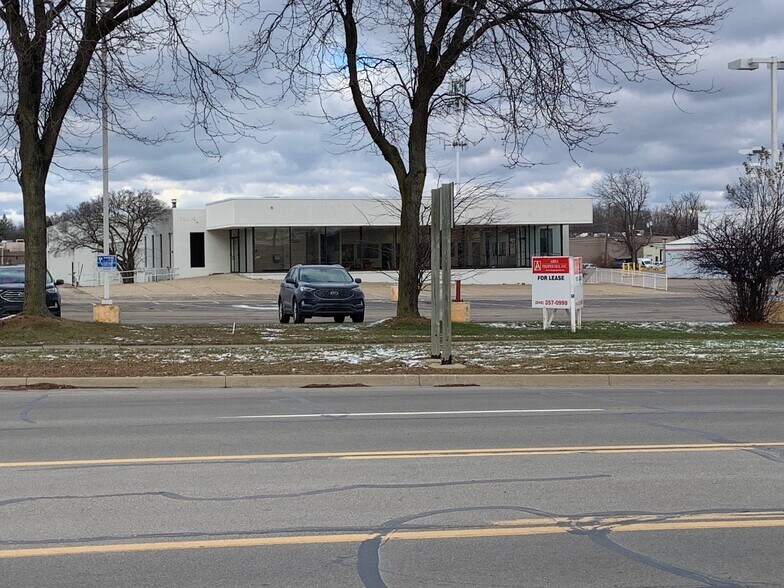 More Photos Of 35200 Grand River Ave, Farmington Hills General Retail For Sale