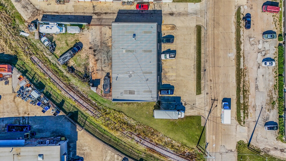 More Photos Of 8160 Moberly Ln, Dallas Light Manufacturing For Lease