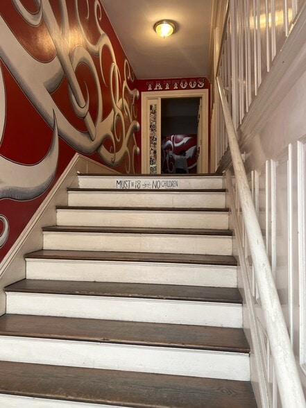 More Photos Of 7-9 E Bay St, Savannah Bar For Sale