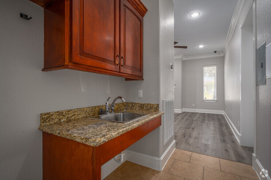 More Photos Of 11601 Spring Cypress Rd, Tomball Office For Sale