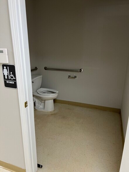 More Photos Of 651 W Broad St, Athens Office For Lease