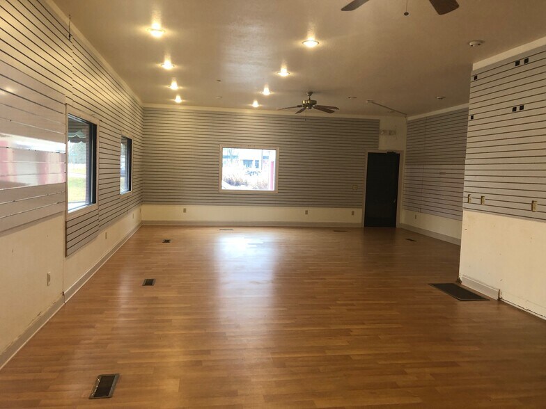 More Photos Of 28 Airport Rd, Arden Freestanding For Lease