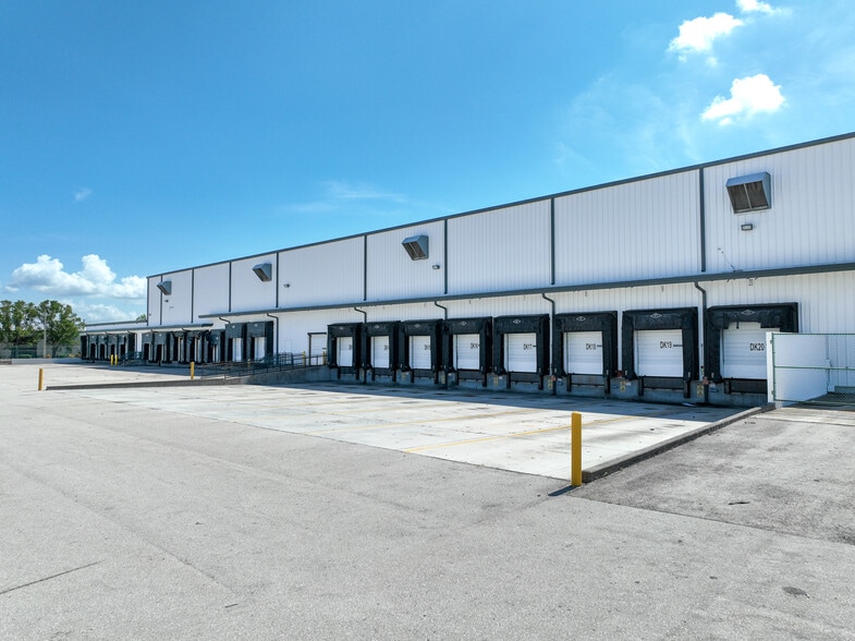 More Photos Of 3843 Ironbridge Blvd, Fort Myers Distribution For Lease