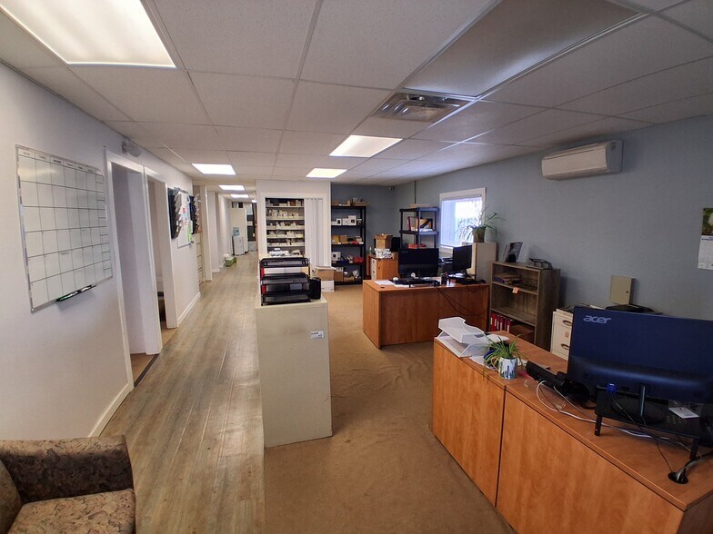 More Photos Of 2071 S Wellington Rd, Nanaimo Warehouse For Lease
