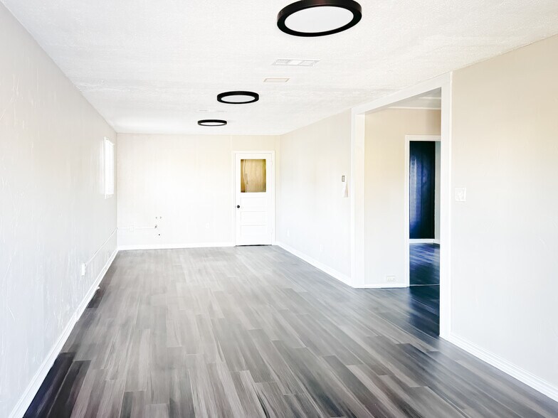 More Photos Of 1419 S Main St, Weatherford Storefront Retail Office For Sale