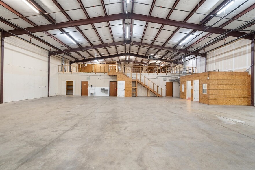 More Photos Of 209 S Shady Shores Dr, Lake Dallas Light Manufacturing For Lease