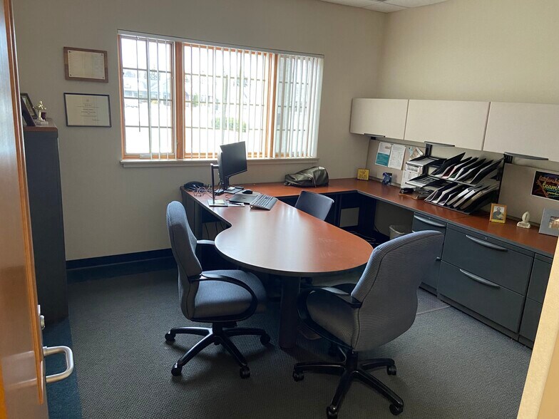 More Photos Of 711 Eisenhower Dr, Kimberly Office For Lease