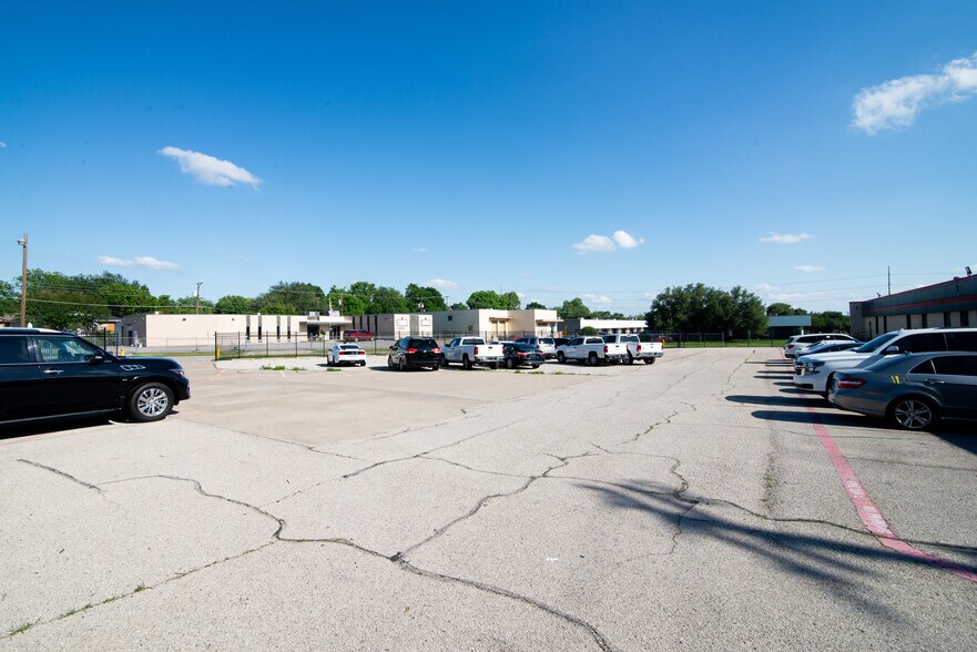 More Photos Of 2925 Merrell Rd, Dallas Showroom For Lease