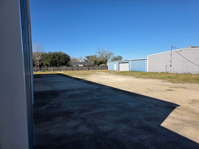 More Photos Of 3708 Highway 27 S, Sulphur Flex For Lease
