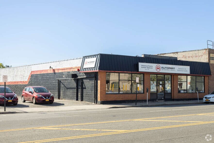 Primary Photo Of 180 Front St, Hempstead Auto Repair For Sale