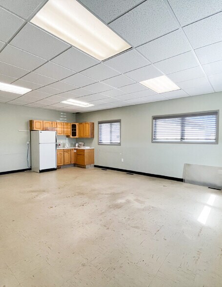 More Photos Of 1276 32 St SW, Medicine Hat Service For Lease