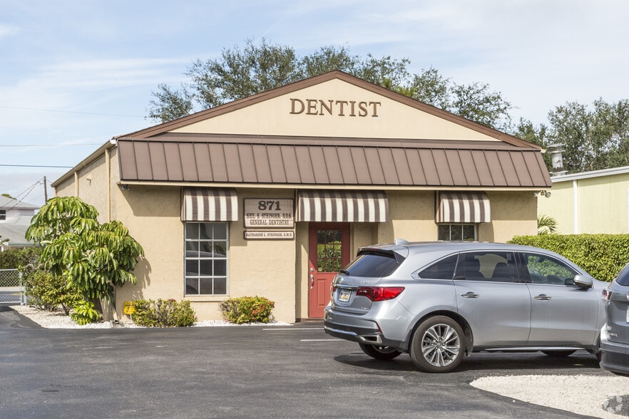 More Photos Of 871 106th Ave N, Naples Medical For Sale