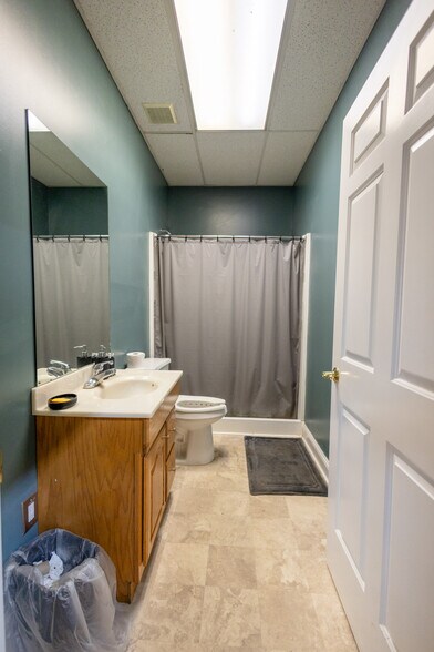 More Photos Of 267 N Graham St, Bowling Green Light Distribution For Sale