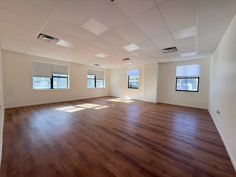 More Photos Of 3114 30th Ave, Astoria Office For Lease