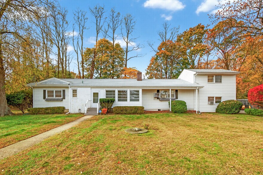 Primary Photo Of 202 Woodland Dr, Lincroft Veterinarian Kennel For Sale