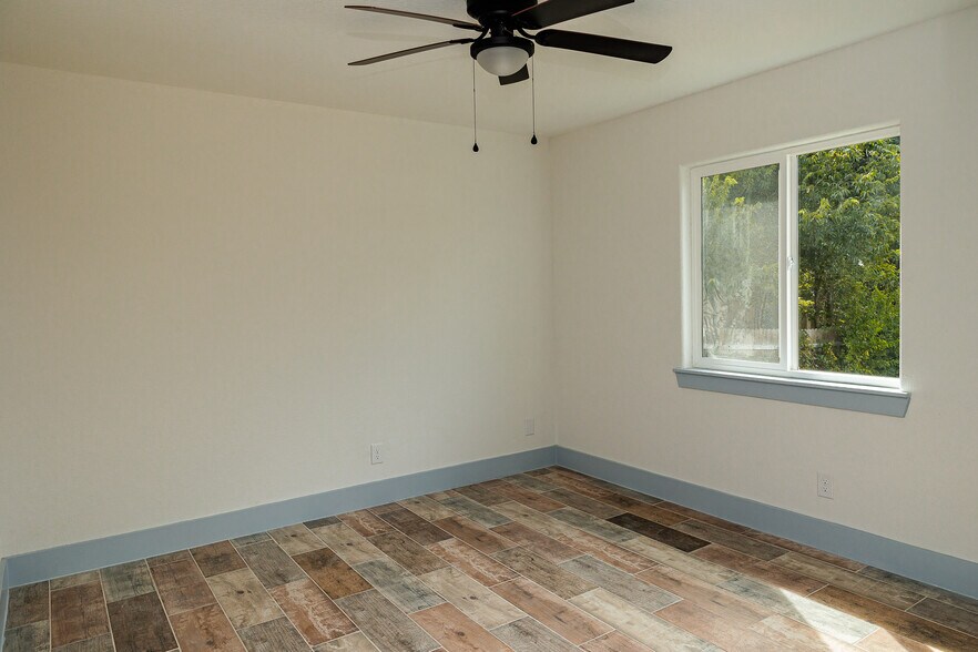 More Photos Of 811 Matchett St, Brenham Apartments For Sale