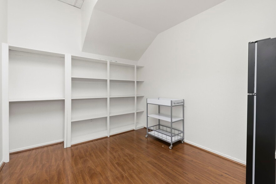 More Photos Of 20501 Ventura Blvd, Woodland Hills Office For Lease