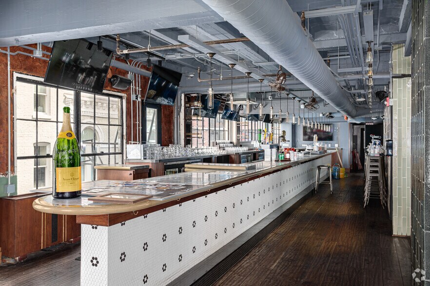 More Photos Of 717 6th St NW, Washington Bar For Lease