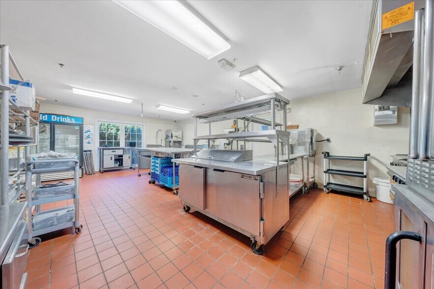 More Photos Of 812 E Main St, Bedford Lodge Meeting Hall For Sale