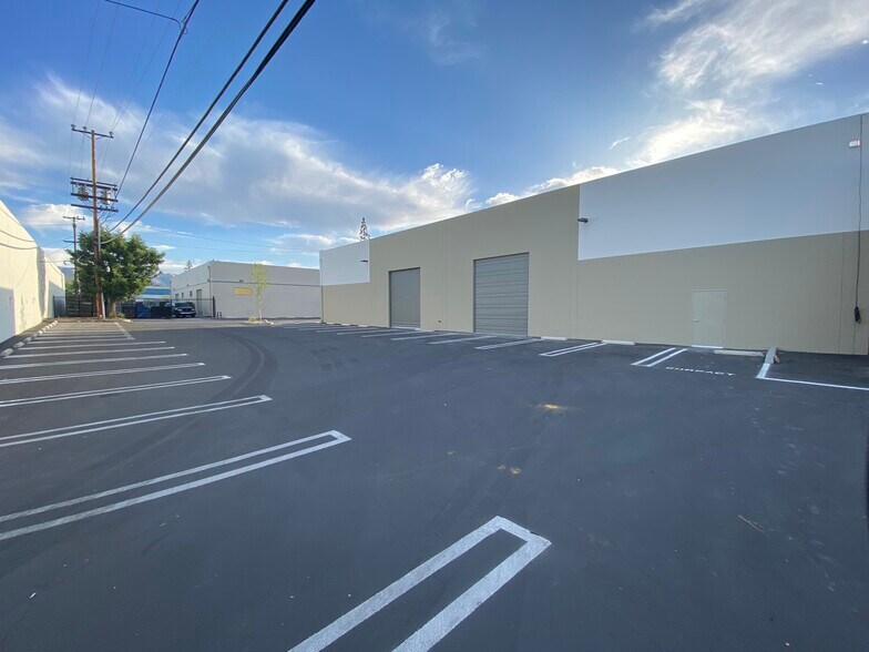 More Photos Of 9207 Eton Ave, Chatsworth Warehouse For Lease