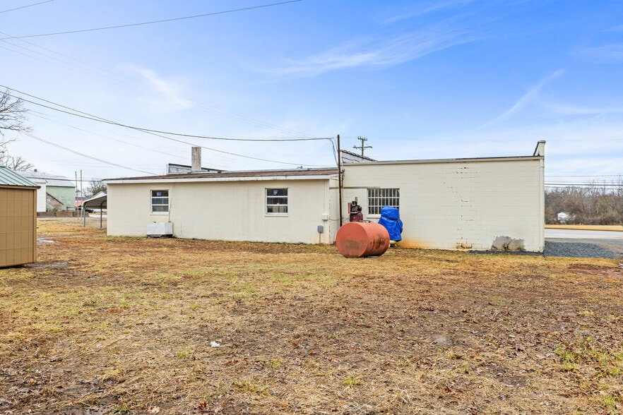 More Photos Of 16855 Oak St, Dillwyn Service For Sale